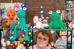 Verkaufsstand mit gehäkelten Tierfiguren