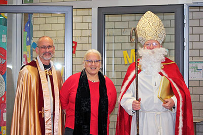 Nikolaus mit Knecht Ruprecht und Schulleiterin Petra Burger